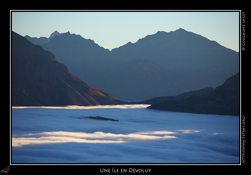 Rcits de randonnes : Une le au loin, au dessus de la mer de nuages,  devant l'chancrure col du Noyer.
 
