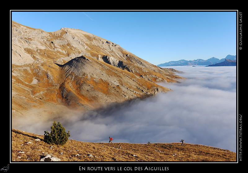 Rcits de randonnes : Randonneurs matinaux, en route vers le col des Aiguilles. 
