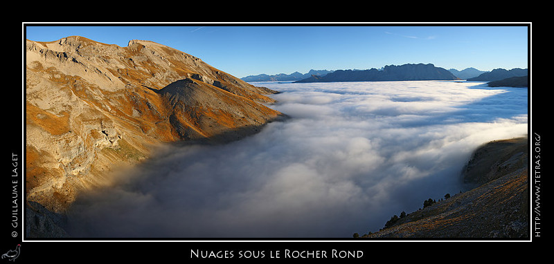 Rcits de randonnes : La mer de nuages s'engouffre vers les barres rocheuses qui marquent le bout du vallon des Aiguilles
 
