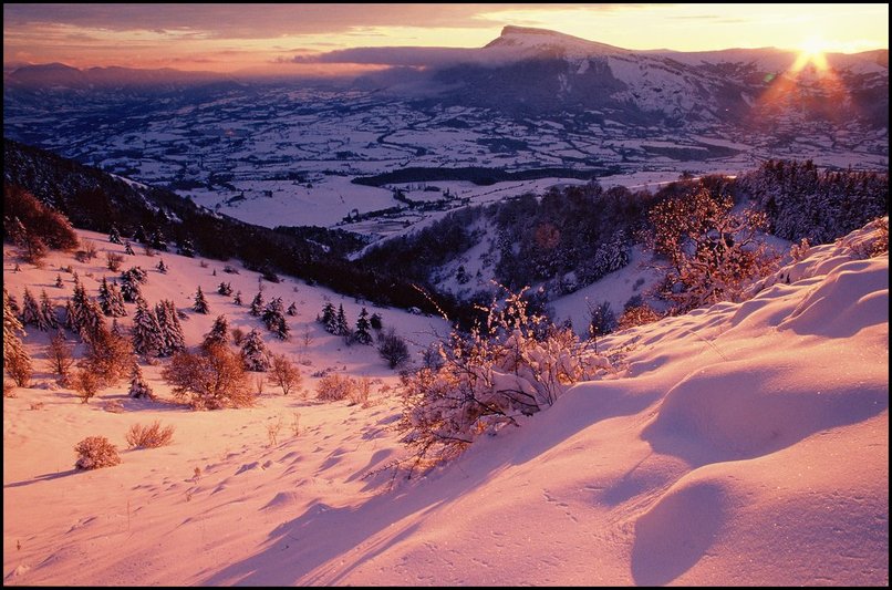 Photo : Gapenais : dans un petit vallon sauvage sur l'envers de la montagne de Charance, soleil couchant sur la neige frache.Il s'agit de la dernire chute de neige de l'anne 2004, et pour le moment, la dernire en date..on attendra la suivante pour retrouver des arbres chargs de blanc. 
