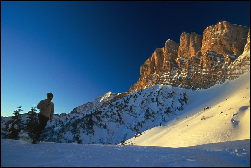 Photo : Cette semaine la neige est tombe, mais le soleil ne s'est pas trop montr: une photo prise fin janvier : arrive du soleil sur les falaises du Grand Veymont. 
