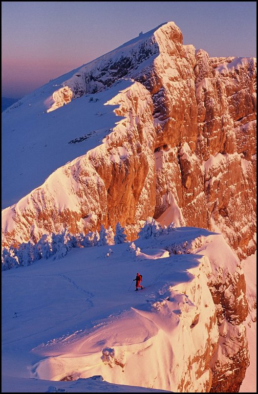 Photo : Lever de soleil sur le pas Ernadant et les rochers du Playnet, dans le Vercors. 
