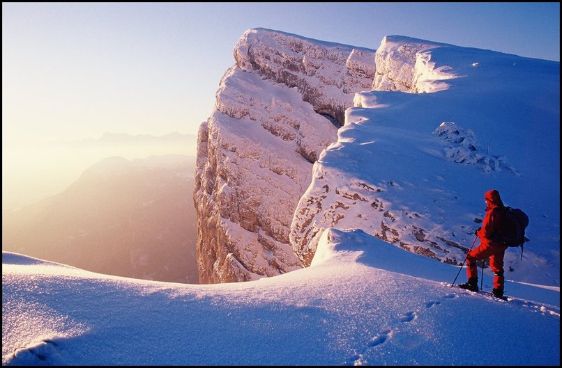 Photo : Vercors : Pour profiter encore un peu de la rando de la dernire pleine lune... Quelques instants sous les rochers du Playnet  regarder la valle qui s'claire... 
