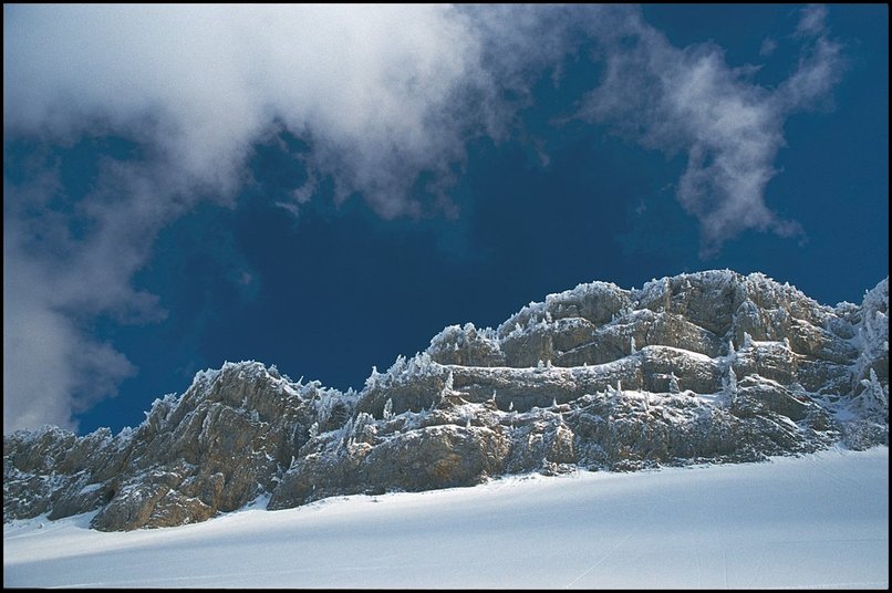 Photo : En Chartreuse, une vue de midi sur les rochers de Chalves enneigs. Et une bonne ide de sortie  refaire pour un coucher de soleil suivi d'une descente  la pleine lune... 
