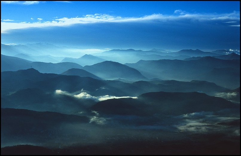 Photo : Une vieille photo...des brumes sur le Gapenais depuis le pic de Charance. 
