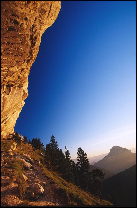 Photo : Chartreuse : Le sangle de la Barrre, un grand classique qui relie les deux principaux itinraires de la Dent de Crolles. Magnifique en soire, pour voir les chamois et les oiseaux des rochers (tichodromes, faucons, et les invitables chocards). 
