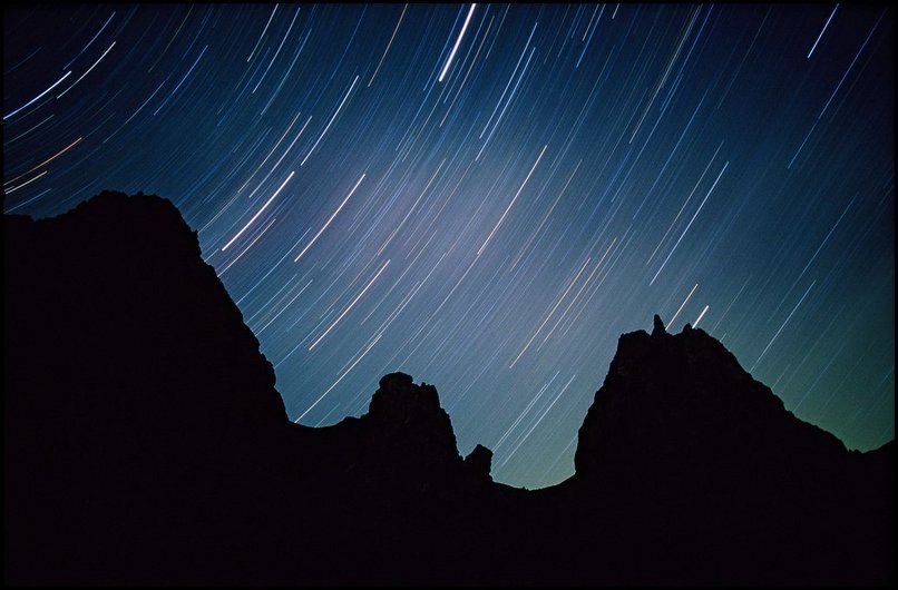 Photo : Bivouac sur la monte au col des Aiguilles, en Dvoluy. Entre la tombe du jour et le lever de lune, une seule pose possible cette nuit-l pour un ballet d'toile au dessus du col et des Aiguilles. 
