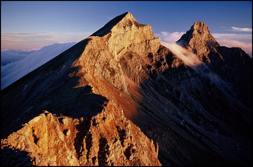 Photo : Dvoluy : Merci  Mto France ! 10 juillet, mto annonce pour la nuit et le lendemain matin : sur Isre, nuages couvrant les pralpes et grand beau en altitude. Sur Hautes-Alpes, beau temps. Le bon choix tait donc le sud du Dvoluy, juste derrire la limite climatique du col du Festre. Gagn, les prvisions taient parfaites ! Les nuages couvrent tout le Vercors et le Trives, l'intrieur du Dvoluy aussi, mais viennent mourir au del du vallon des Aiguilles et laissent les hauts-sommets dgags.Le dpart  3h30 du fond du vallon du Rioufroid n'a pas t inutile. Et pour ne rien gcher : une soixantaine de chamois contemplaient avec moi le spectacle depuis les crtes de la tte des Ormans. 
