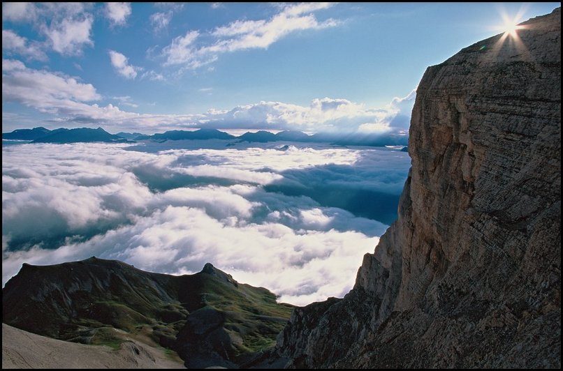 Photo : Dvoluy : La petite crte tout en bas...c'est bien la crte de Laisse dj vue dans les images d'il y a 4 et 3 semaines : un autre point de vue, bien plus en hauteur !  Ce jour-l, une mer de nuages vers 2000m m'a permis de ne croiser que deux personnes sur le sentier du col entre le Petit Obiou et le Grand Obiou, un samedi d't...pourtant la vue d'en haut est encore plus agrable quand on domine les nuages ! (Sur la photo  droite, le Petit Obiou) 
