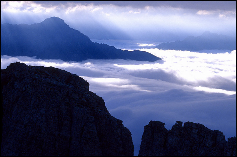 Photo : Une photo oublie d'une rando de dbut juillet...Un peu de brume et de fracheur pour le mois d'aot : les crtes du Petit Obiou au dessus d'une mer de nuages, dans le Dvoluy 
