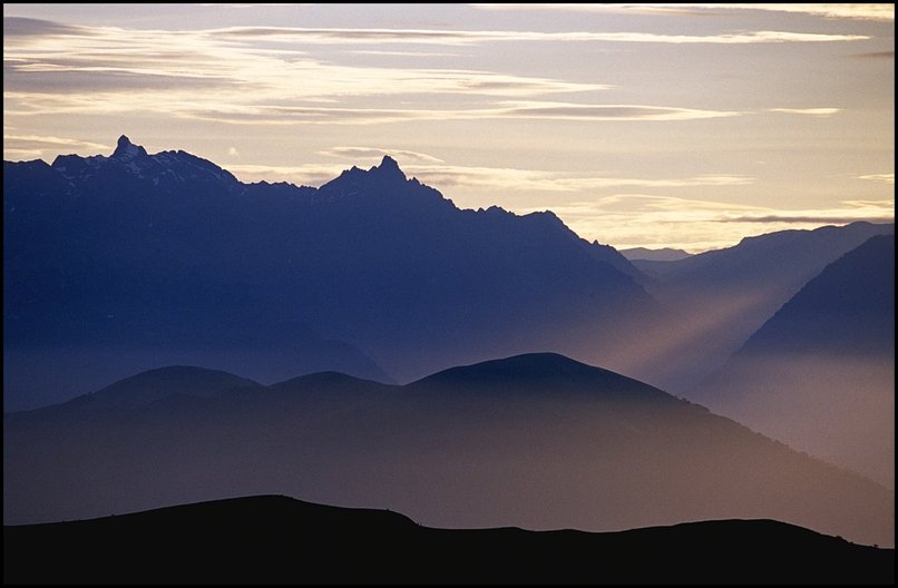 Photo : Depuis le pas de la Ville, lever de soleil sur les brumes des valles de la Romanche et du Drac, et les sommet de Belledonne. 
