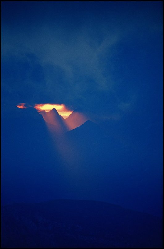 Photo : Rayon de soleil  travers beaucoup de nuages...la mto, ce jour-l, n'a pas t trs fiable : j'tais parti pour un bivouac sous les toiles suivi d'un beau lever de soleil !  Mais o donc est-ce ? 
