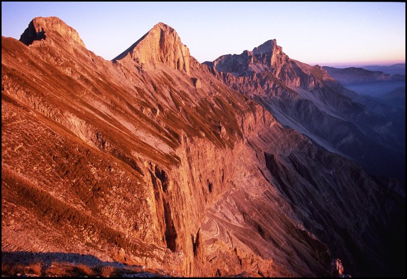 Photo : In extremis ! Jeudi soir, juste avant les premires neiges, voici le plus vertigineux des sentiers que j'aie jamais parcouru : le Sentier de la Baronne, ou itinraire des Petites Charances, en Dvoluy, un sentier qui monte depuis les forts de Trminis jusque sous les crtes du 