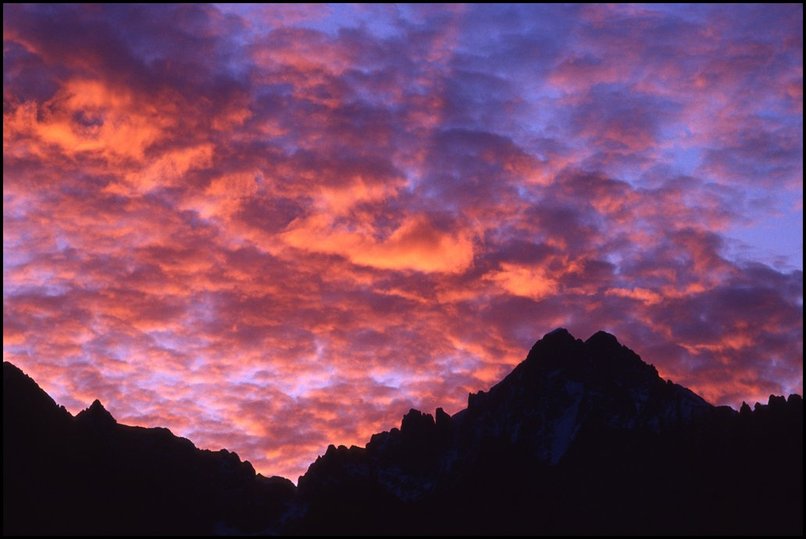 Photo : Ecrins : Sur la route de la Brarde, un lever de soleil derrire la Barre des Ecrins. 
