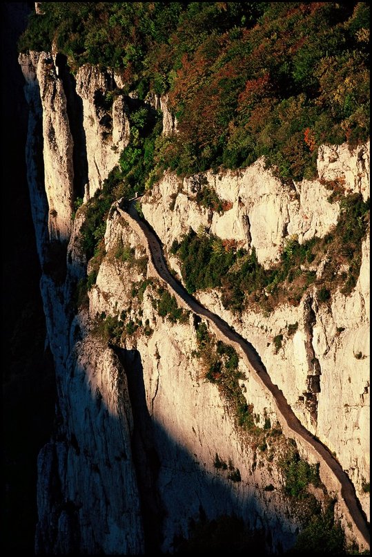 Photo : Encore une photo du week-end pass dans le Vercors : aprs les vautours, la voie romaine de Chironne.Il y a d'autres photos du long week-end d't indien pass dans la partie 