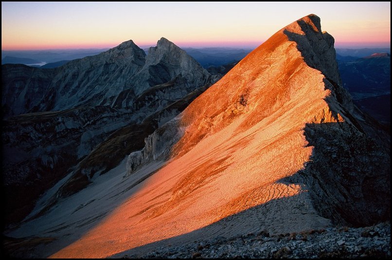 Photo : Un nouveau lever de soleil en Dvoluy, grce au formidable beau temps d'il y a 10 jours...une rando repre par temps gris cet t, mais l'absence de neige de cet automne m'a permis d'y retourner fin octobre.Le pierrier remont avec le jour naissant est long, mais rgulier, la suite sur la crte sera l'occasion de rencontrer de nombreux chamois, avec une belle vue sur le Grand Ferrand et les mlzes jaunissant de l'intrieur du massif.Au loin, sur cette image, les sommets de Garnesier qui ont dj donn une 