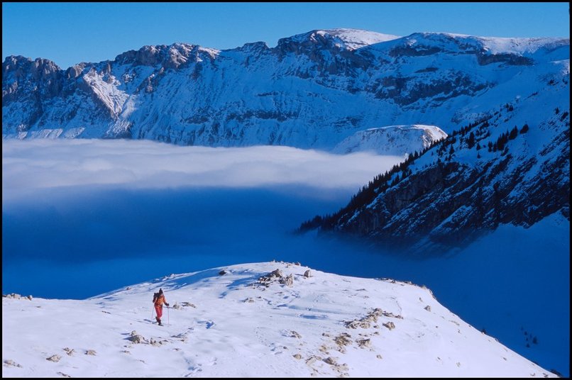 Photo : Raquettes en Dvoluy, sous le pic de Bure, juste  la limite de la mer de nuages. Photo prise le lendemain de nol : le secteur, froid et expos au nord, avait gard une bonne quantit de neige malgr le soleil radieux depuis quelques jours. 
