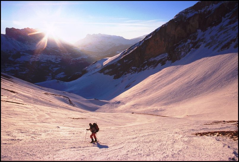 Photo : Dvoluy : Un lever de soleil dans le vallon du Mas, dimanche dernier, aprs un petit bivouac  l'entre du Vallon : -10 au rveil vers 6h, 0 un peu plus haut au lever de soleil, +10 vers 9h du matin ! Conditions presque printanires...avant les nouvelles pluies et chutes de neige de cette semaine. 
