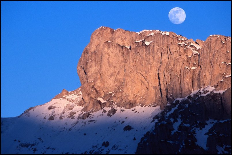 Photo : Lever de lune pendant une monte en bivouac dans le Dvoluy 
