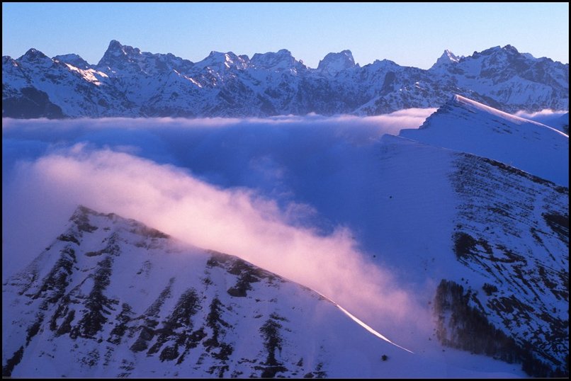 Photo : En ce troisime week-end de mauvais temps conscutif, voici encore une photo prise vers le col de Rabou fin fvrier...Nuages sur la valle du Drac, les hauts du Dvoluy et des Ecrins au soleil. 
