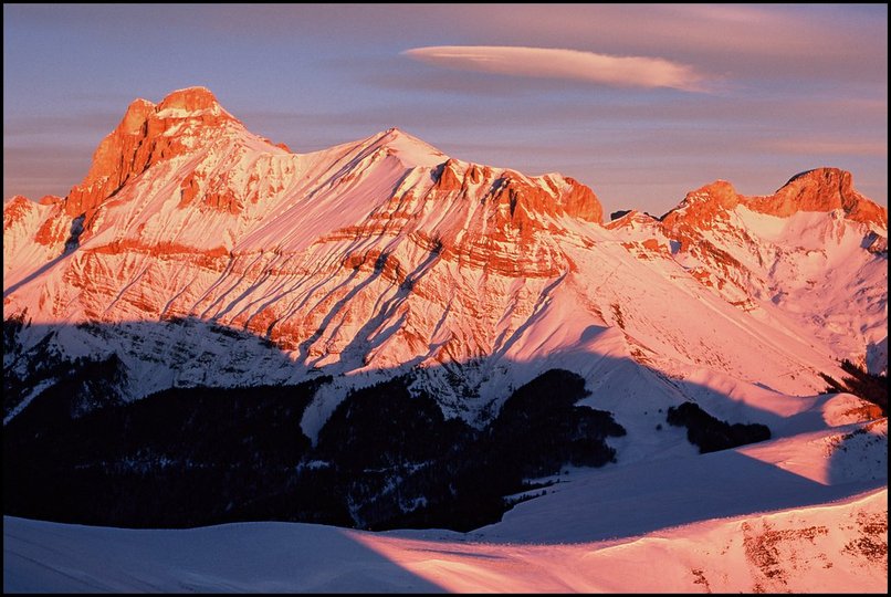 Photo : Vue gnrale du Grand Ferrand au Rocher Rond depuis la Pointe Feuillette. C'tait pendant les grands froids de dcembre...vent glacial au sommet. En ce dbut de printemps, le redoux est bien l mais sans le soleil qui permettrait de faire de nouvelles images... 
