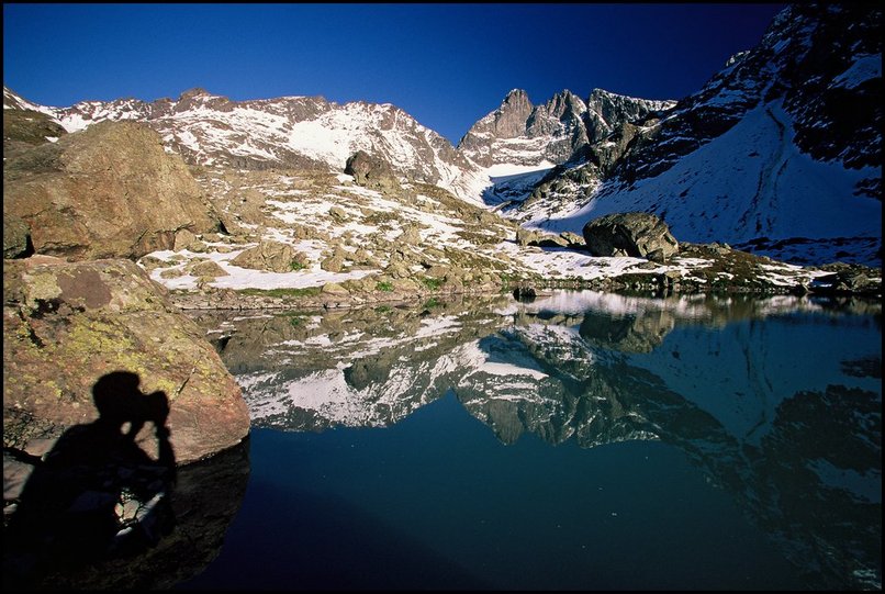 Photo : Le lac Blanc de Belledonne, juste sous les trois pics...Une trs vieille photo ressortie rcemment, souvenir d'un coucher de soleil puis d'un bivouac forc lors d'une descente pique par un itinraire rendu difficilement praticable par la neige durcie !En rponse  la devinette de la semaine dernire : il s'agissait de la falaise du Moucherotte vue depuis le magnifique vallon des Forges... 
