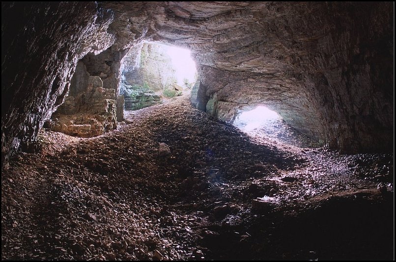 Photo : Les deux entres et la premire salle de la grotte de la Ftoure, sous le Grand Ferrand, au dessus de Trminis, dans le Dvoluy. 
