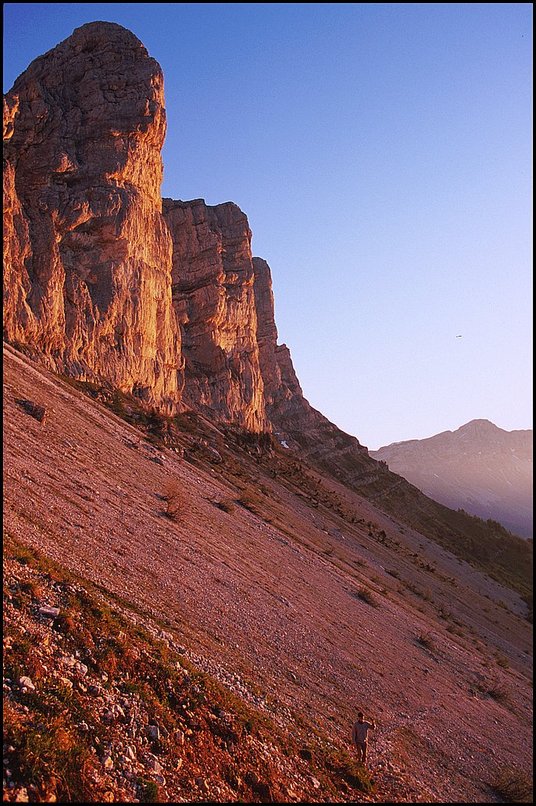 Photo : Autoportrait avec trpied durant la monte sur les rochers du Playnet via le pas Morta, l'occasion de revoir le Balcon Est du Vercors pour la premire fois de l'anne...Un jeune  bouquetin que je contourne  10m sur les crtes, et un trs grand nombre de marmottes sur le pierrier en photo, la faune est toujours au rendez-vous en ces lieux. 
