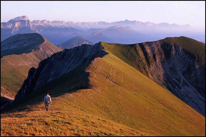 Photo : Entre Vercors et Dvoluy, isol d'autres sommets, le Jocou sur lequel je suis mont pour la premire fois mardi matin est un magnifique belvdre sur mes deux massifs prfrs...Voici la vue du sommet vers le nord et l'ensemble du Balcon Est du Vercors, du Moucherotte au Mont Aiguille. Vers l'est, on verrait tout le versant ouest du Dvoluy, de l'Obiou jusqu'aux Tte et Roc de Garnesier : mais c'est alors plutt le soir qu'il faut venir ! 
