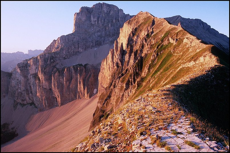 Photo : Dvoluy : L'arte de Rattier sur fond de face nord de l'Obiou. Aprs un coucher de soleil  la mme poque l'an pass, voici cette anne un lever de soleil sur cette superbe arte, bien plus facile qu'elle ne le semble depuis le bas, qui mne  un joli sommet domin par l'Obiou et le Bonnet de l'Evque.Et, surprise, pour une fois je n'tais pas tout seul  profiter du soleil levant : 4 autres personnes ont parcouru l'arte avant 7h30 du matin...attires entre autre par le gnpi ! 
