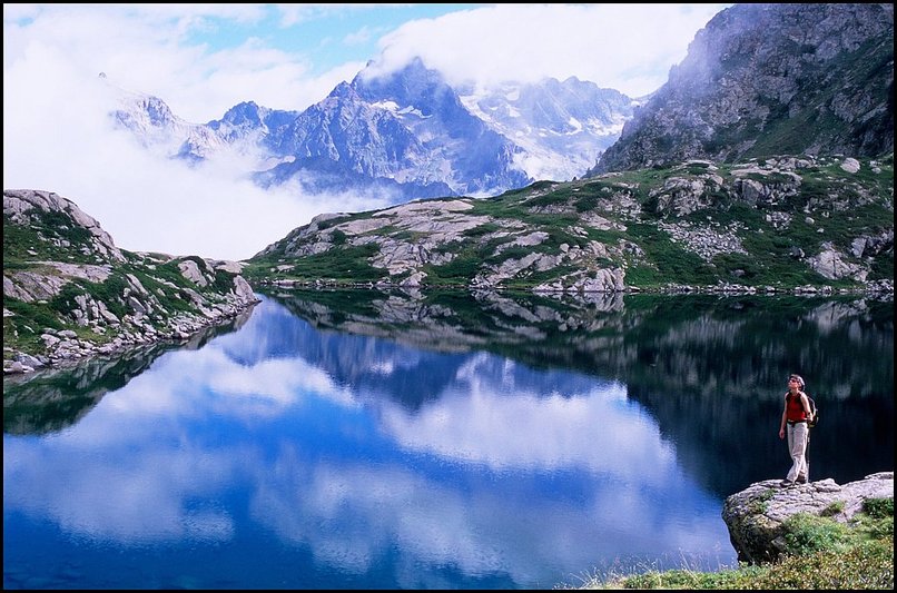 Photo : Ecrins : Cachs dans les hauteurs du Valgaudemar, les lacs de Ptarel sont une des merveilles de cette valle des Ecrins...ce jour-l, les nuages qui recouvraient la valle au lever de soleil montrent progressivement sur les plus hauts sommets, mais de nombreux rayons nous permirent de profiter du paysage.  Une autre valle est menace, elle : l'usine  ski de l'Alpe d'Huez menace de s'tendre sur tout l'envers des Grandes Rousses, vers Clavans dans la valle du Ferrand. Aprs le col de la Croix de Fer, un des plus beaux cols routiers des Alpes massacr il y a quelques annes par des pistes et des remontes mcaniques, les alentours du pic de l'Etendard risquent d'etre entirement mcaniss dans quelques temps. Peut-tre la ptition  imprimer sur le site http://sauvons.clavans.free.fr/ ne sera-t-elle pas totalement inutile ? 
