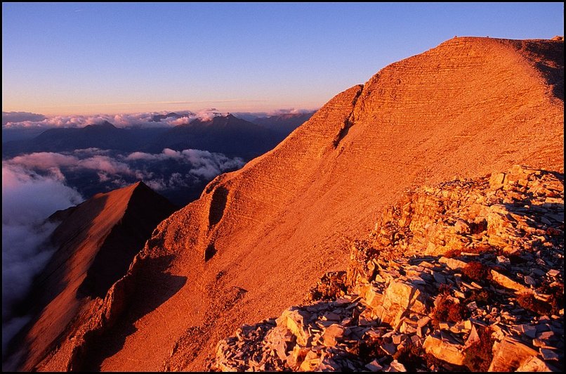 Photo : Dvoluy - La randonne de mercredi soir au tait tellement marquante, par sa longueur, la beaut du sommet et surtout la mto (nuages et brouillard, sommet illumin par le soleil couchant au dessus des nuages, descente de nuit) que je ne m'attarde pas ici : retrouvez le rcit en images (agrment du texte crit par mon compagnon de randonne) dans  la partie 