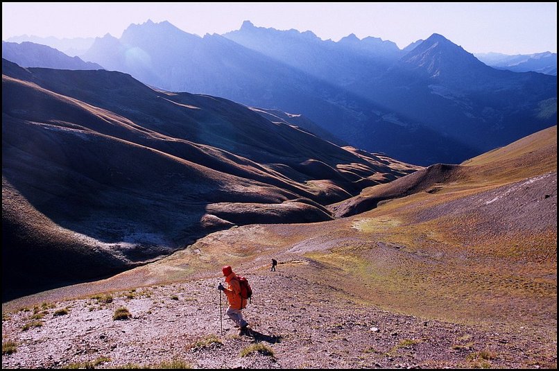 Photo : A deux pas de la station de Vars, une superbe crte prserve, face au massif de Chambeyron en Ubaye. Mi-aot, les herbes avaient dj leurs couleurs d'automne... 
