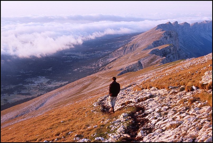 Photo : Vercors : Le sommet du Grand Veymont et les nuages sur le plateau, il y a dj dix jours : la mto dfavorable  une sortie en Dvoluy a fourni l'occasion, comme solution de repli, de vrifier que la monte au Grand Veymont depuis le Petit Veymont n'est pas aussi raide qu'elle en a l'air depuis le bas...Voil maintenant au sommet un coucher de soleil sur les nuages couvrant le plateau. 
