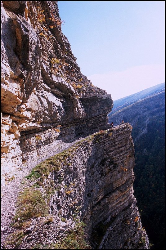 Photo : On quitte les hauteurs des semaines passes pour une petite randonne presque plate : le Sentiers des Bans  Rabou, prs de Gap, au pied du Dvoluy. La falaise impressionnante qui domine les gorges du Petit Buch est parcourue par un excellent sentier. 
