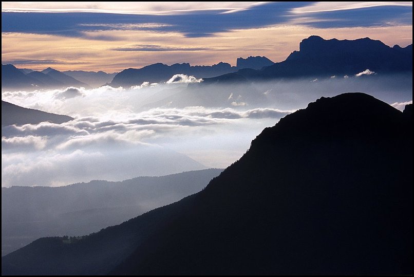 Photo : Cette image est prise  la fin de la remonte du couloir du Pas Ernadant, dont la vision hivernale m'a donn envie, en janvier 2000, de dcouvrir et parcourir l'ensemble des crtes et Pas du massif du Vercors.Et cette image, prise du Vercors, montre mon autre massif de prdilection : l'Obiou et le nord du Dvoluy mergent des brumes matinales de ce matin.Plus de photo sur cette belle randonne automnale ici. 
