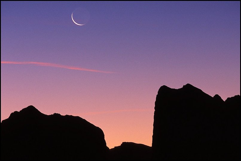 Photo : La lune se lve derrire la brche de Faraut, raide passage entre le Dvoluy et la valle du Drac.La suite du rcit de cette rando de dimanche matin dernier est sur tetras.org. 
