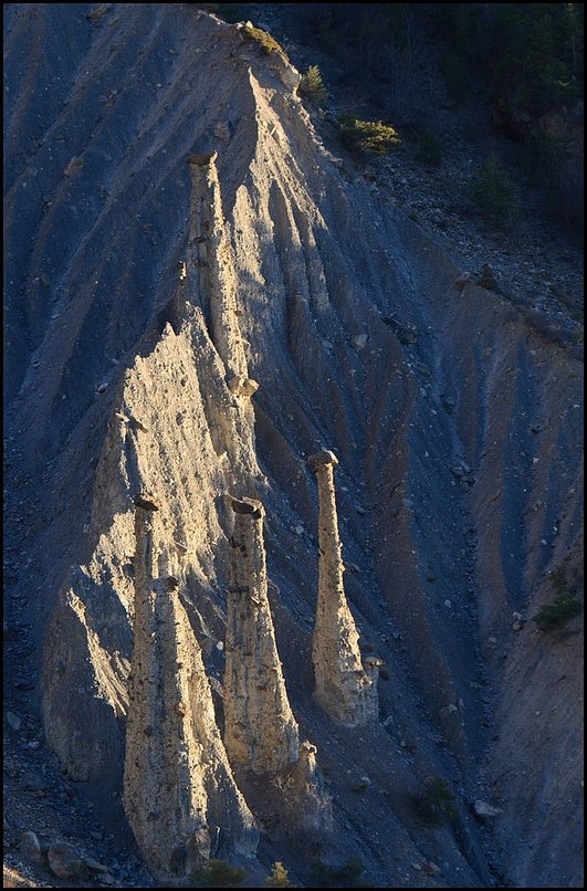 Photo : Une fin d'anne sous un soleil clatant, mais sans neige, donc peu propice  la photo de montagne...comme consolation, une vue des demoiselles coiffes de la valle du Rabioux, au dessus de Chateauroux-les-Alpes, entre la valle de la Durance et les Ecrins. 

