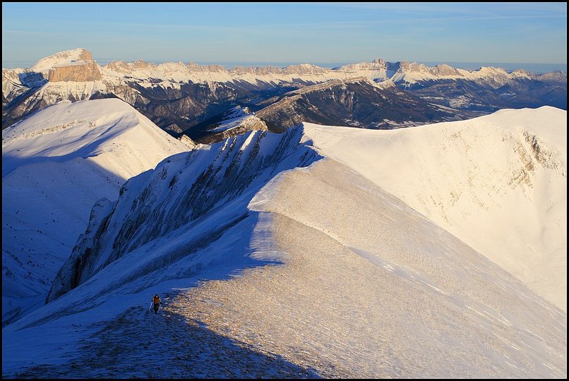 Photo : Un air de dj vu peut-tre...voici la version hivernale d'une image de cet t, au sommet du Jocou, entre Vercors et Dvoluy.Avec bien peu de neige pourtant : la monte avait t souffle par le vent, et il n'y avait rien du tout entre la sortie de la fort  1500m et le sommet  2050m. Et le vent soufflait vraiment trs fort sur cette arte nord-sud non protge.- l'une, pour vous inviter  visiter le site d'un des abonns de cette photo hebdomadaire, Claude Beaudevin, http://www.paysagesglaciaires.net/ Le nom du site est assez parlant : il s'agit d'voquer l'action des glaciers sur les paysages de nos montagnes.- l'autre, pour vous signaler la sortie du n6 de la revue 