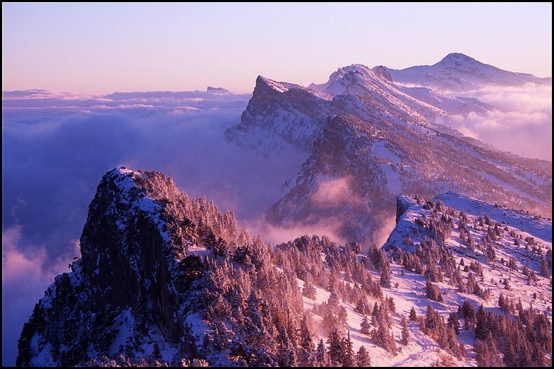 Photo : Un cadrage sur cette photo semblable  celui d'une image de janvier 2005 prise au sommet du Moucherotte en Vercors, mais au coucher de soleil cette fois. Seule diffrence, la quantit de neige...vendredi dernier, jour de cette prise de vue,  peine une dizaine de centimtres, sans doute largement disparus aujourd'hui... 
