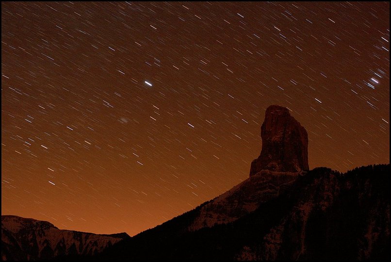 Photo : Le Mont Aiguille sous les toiles, lors d'une claircie dans la nuit de vendredi  samedi, juste avant que le ciel ne se couvre... 
