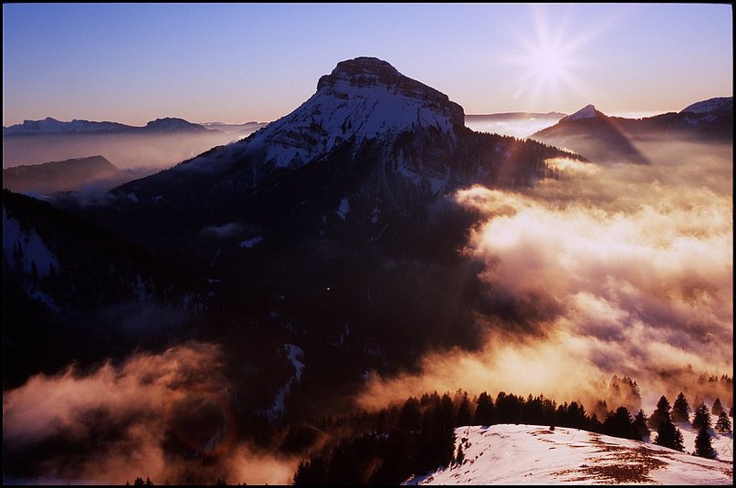 Photo : Enfin de bonnes conditions hier soir, pour une sortie qui fait apprcier de vivre  Grenoble : dpart 16h, retour 20h. Entre les deux un coucher de soleil sur une mer de nuages disparaissant devant Chamechaude et au loin les crtes du Vercors... 
