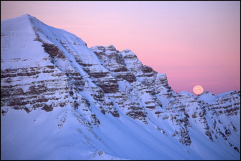 Photo : Aprs l'clipse de lune dimanche dernier, une petite sortie vers le col de Vars pour voir la lune se coucher derrire les sommets. 
