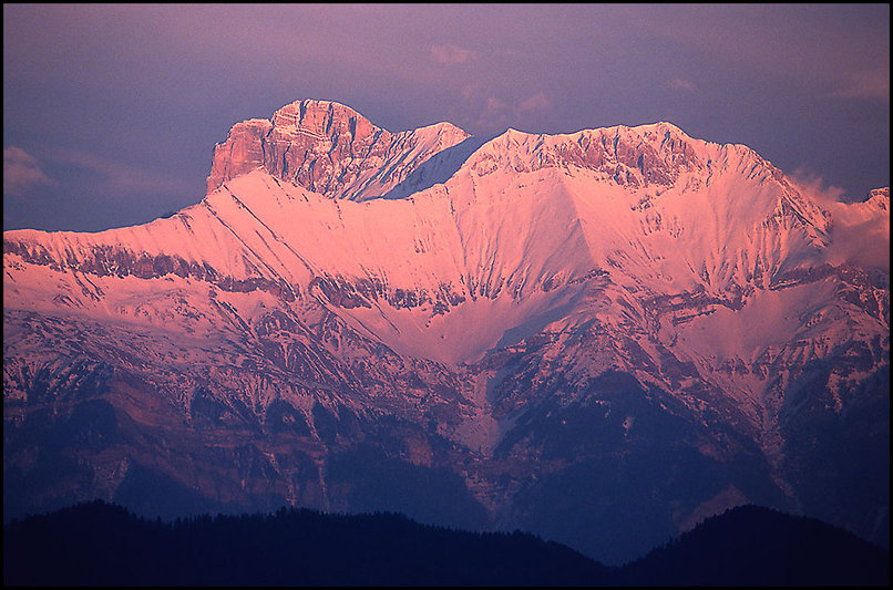 Photo : Le printemps est l, la saison o l'on commence  penser aux sorties de l't...Et pourquoi pas, parmi celles-ci, la traverse du  Bonnet de l'Evque, dans le Dvoluy : monte depuis l'arte de Rattier  gauche, descente par l'arte de Fluchaire au centre, ou bien -via la tte de la Cavale- sur le sentier de la Baronne....Tout cela sous le regard de l'Obiou ! 
