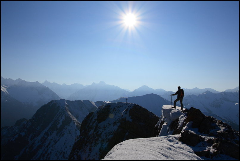 Photo : Pas loin du Dvoluy...le sommet du Gargas,  la frontire du massif des crins dont on voit de nombreux sommets sur la photo.Le pied droit sur la terre ferme, la corniche tait jolie mais encore dure ce matin froid, lundi dernier. 
