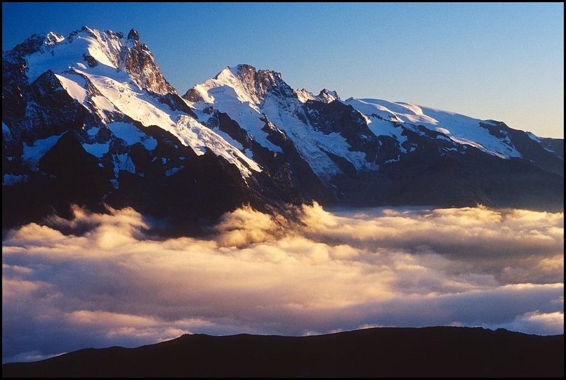 Photo : La Meije, sommet emblmatique du massif des Ecrins, vue depuis la crte du Pic Blanc du Galibier, au dessus des nuages 
