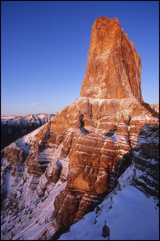 Photo : Un peu d'hiver pour une courte sortie la semaine passe : la mto  est toujours trs mdiocre sur les Alpes...plus de neige un 30 mai que durant pas mal de sorties cet hiver, mme si sur cette trs raide face nord-est du Mont Aiguille elle n'a pas bien tenu... 
