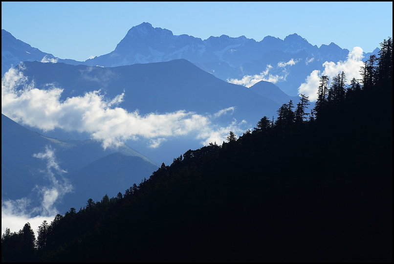 Photo : Nuages et brumes sur les crtes des Ecrins, vues depuis le col des  Baumes en Dvoluy. 
