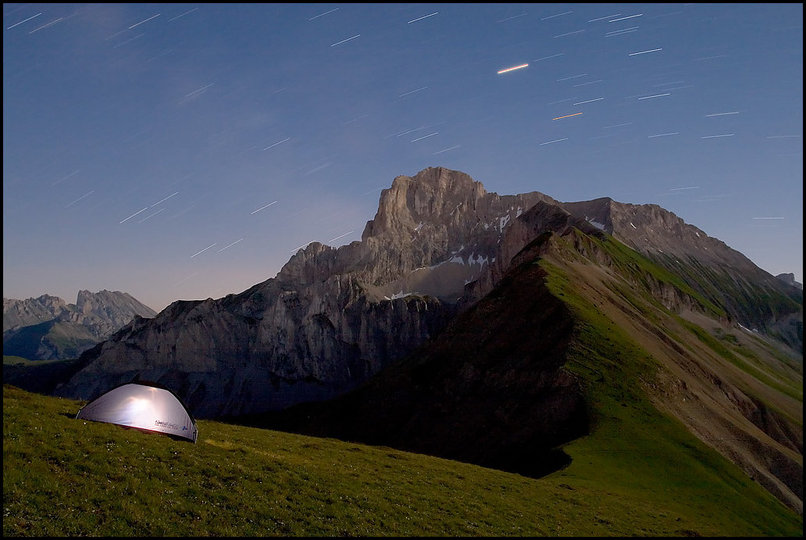 Photo : Le ciel s'est dgage de manire imprvue samedi soir : en route pour un petit bivouac-surprise face  l'Obiou, dans le Dvoluy...un beau clair de lune (photo) puis une fin de nuit trs toile, avant un superbe lever de soleil sur les falaises du Rattier et de l'Obiou, et les nuages dj de retour  8h du matin. 
