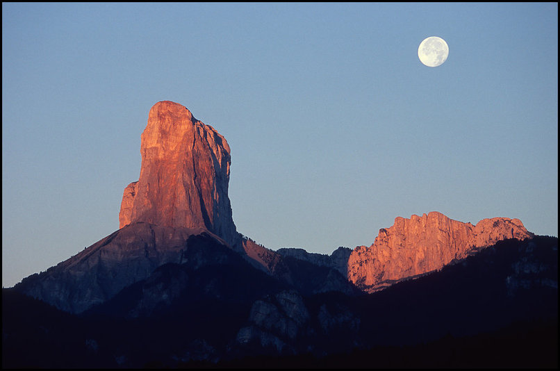 Photo :  Merci  tous ceux qui m'ont envoy un mot pour la naissance de Manon. A 9 jours, elle est toujours calme et en pleine forme... Retour  la photo de montagne aussi...un ou deux jours par an, des  lendemain de pleine lune, la lune se couche au moment du lever de soleil presque derrire le Mont Aiguille vu selon sa face nord-est. C'tait le cas mardi dernier : voici donc une lune basse au moment des premiers rayons sur les falaises. 
